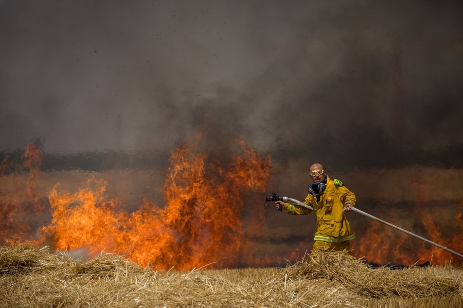 На границе сектора Газа горят поселки